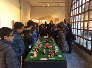 Alumnos del colegio de la Milagrosa de visita guiada a la exposicin