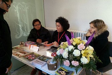 Miembros de AMIZA atendiendo al publico asistente